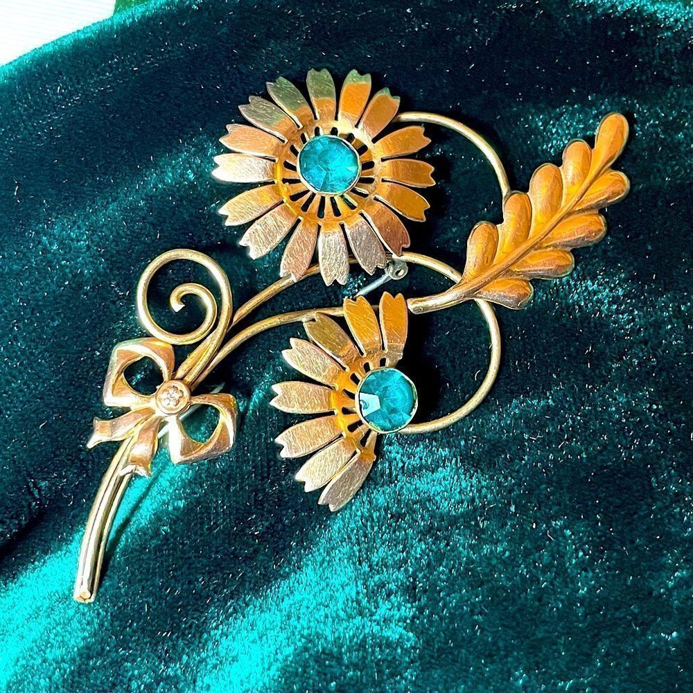 Vintage Double Daisy Gold Filled Brooch Pin With Emerald Colored Stone
